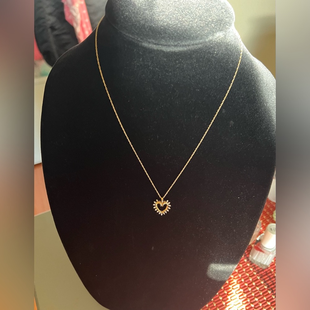 10 K GOlD  10 CTW DIAMOND HEART NECKLACE 18 INCH